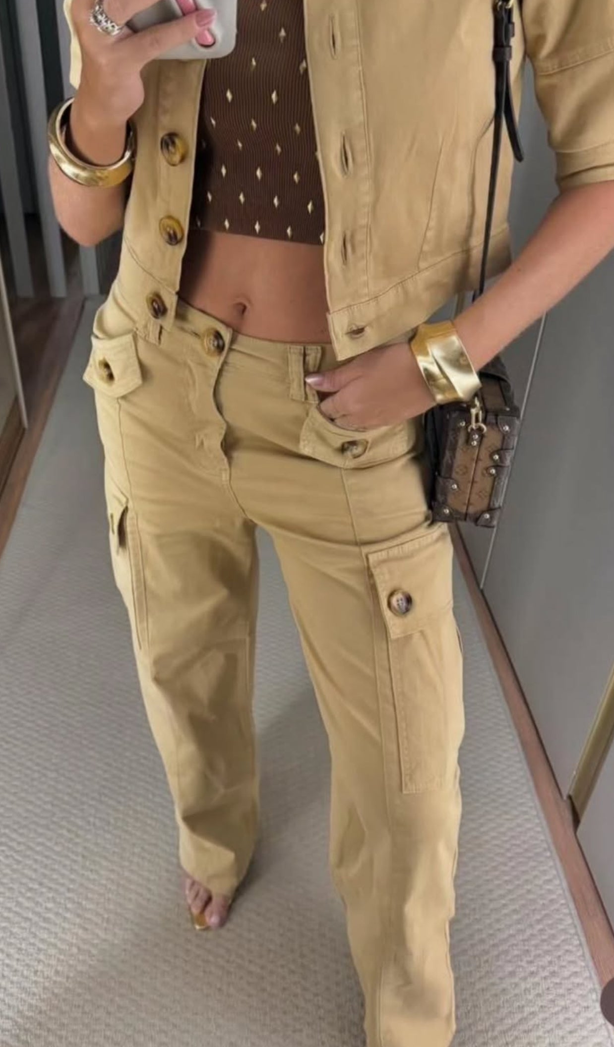 CONJUNTO BEGE SARJA RECORTE LU