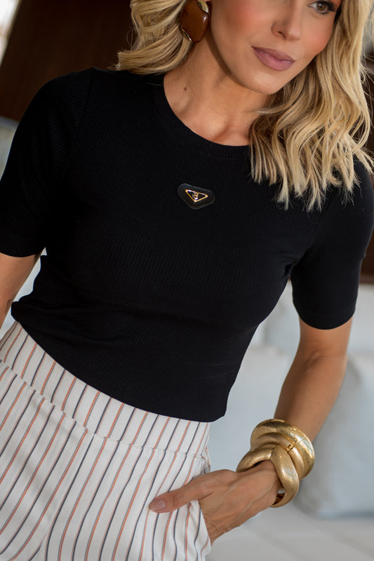 BLUSA LUZIA FAZZOLLI MALHA CANELADA DECOTE PRETO