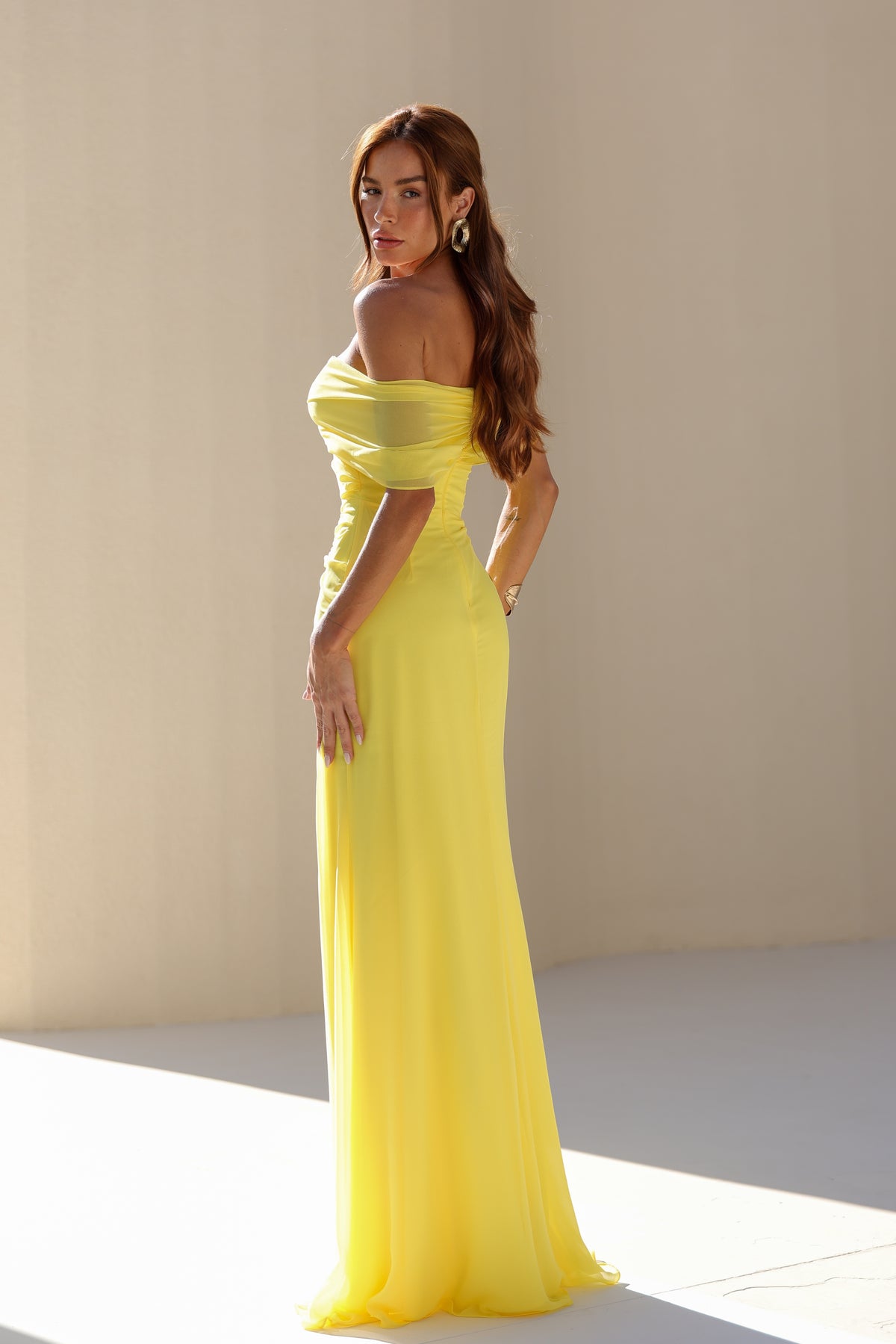 VESTIDO AMICCI LONGO OMBRO A OMBRO ASSIMÉTRICO