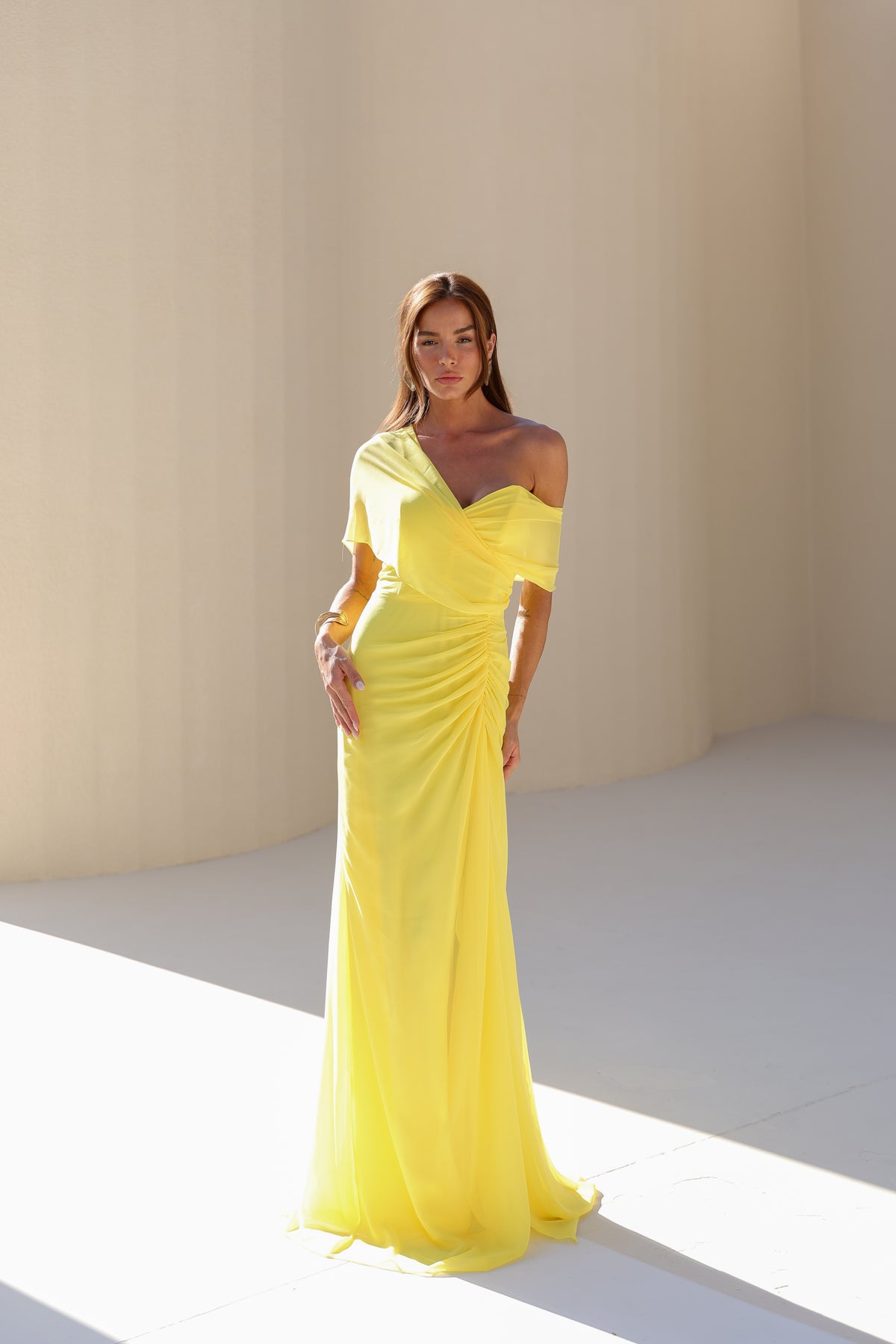 VESTIDO AMICCI LONGO OMBRO A OMBRO ASSIMÉTRICO