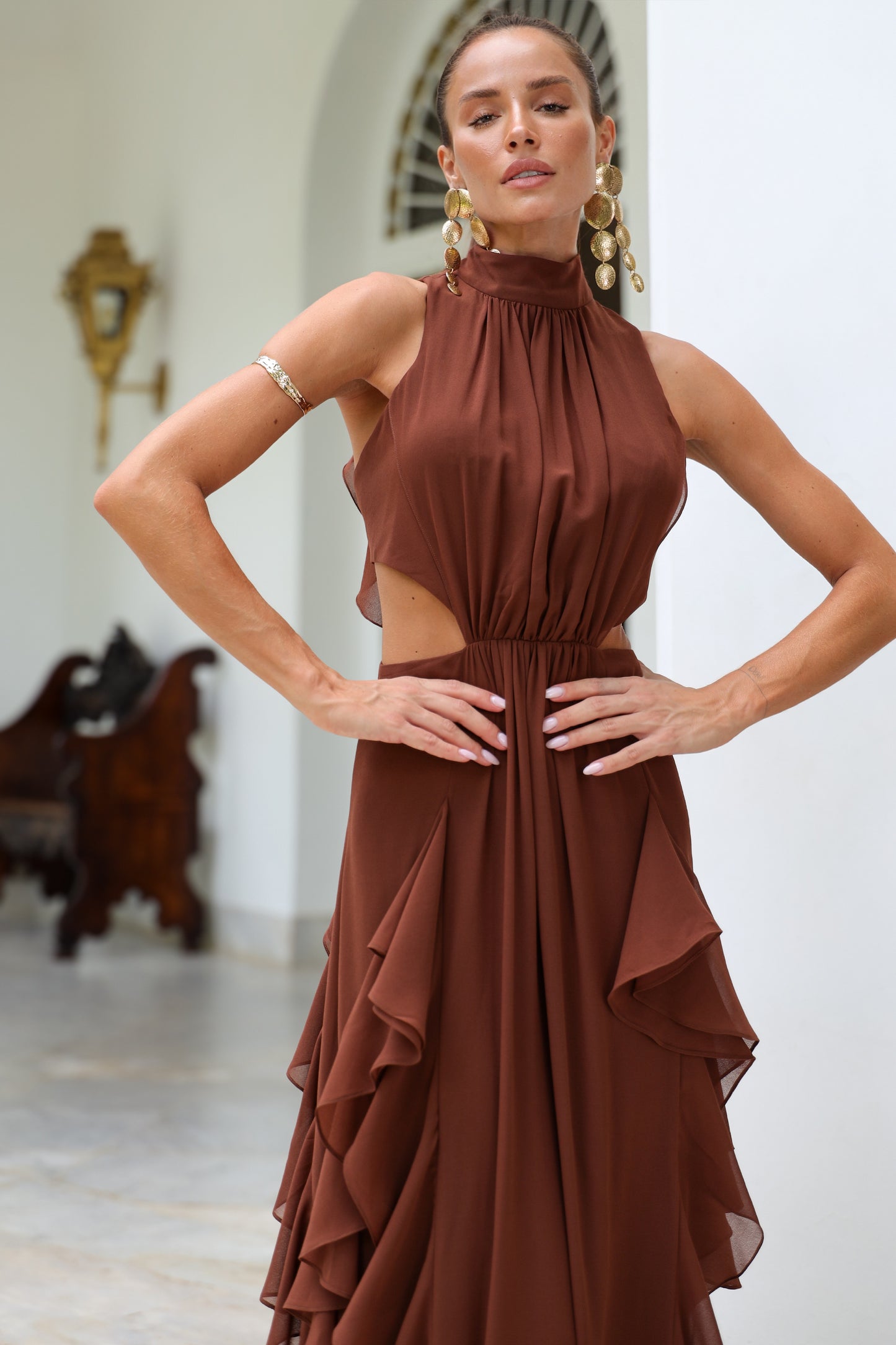 VESTIDO AMICCI GOLA ALTA COSTA DECOTE MARROM