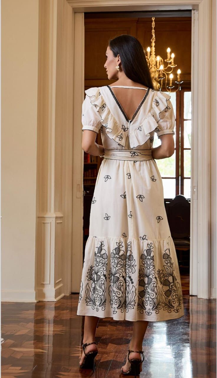 VESTIDO LUZIA FAZZOLLI VOIL BORDADO FLORAL CRU/PRETO